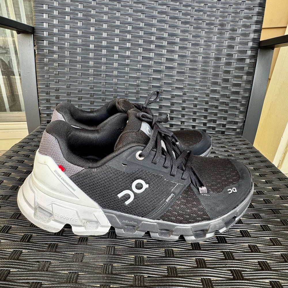 On Cloudflyer 4 Black | White Size: 7.5 (Women's)